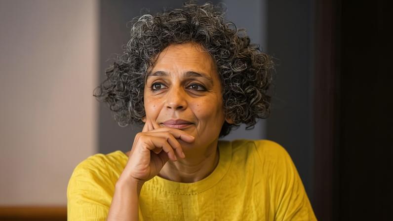 Arundhati Roy deixa Berlim após comentário político no festival