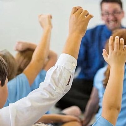 Inglaterra exige áreas de inclusão para alunos neurodiversos e SEND