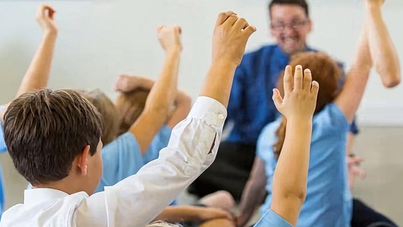 Inglaterra exige áreas de inclusão para alunos neurodiversos e SEND