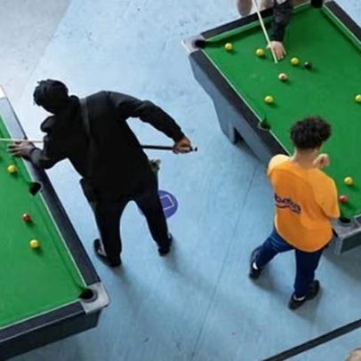 Trabalho com jovens é foco de alerta em metade das áreas da Inglaterra, estudo