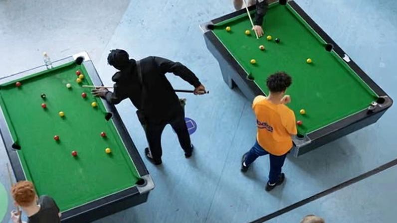 Trabalho com jovens é foco de alerta em metade das áreas da Inglaterra, estudo