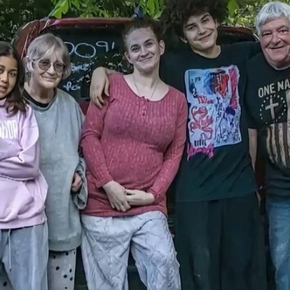 Avô grava a Bíblia inteira em áudio para os netos, com esperança de que conheçam Jesus