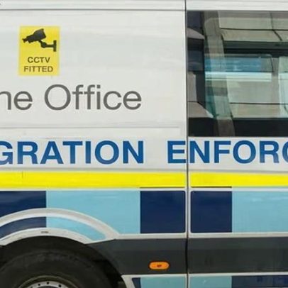 Voo de deportação no Reino Unido é cancelado após engolir bateria de vape