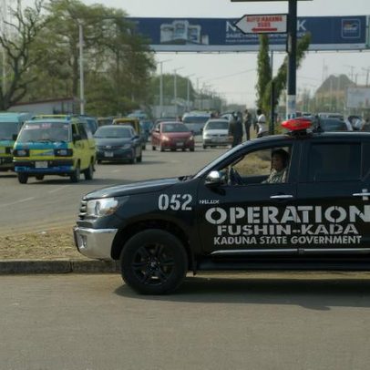 Homens armados matam três e sequestram padre católico no norte da Nigéria