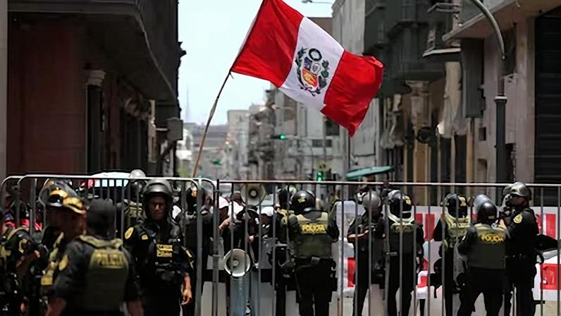 Manifestación en rechazo al presidente José Jerí, frente al Congreso de Perú, en Lima, este martes.