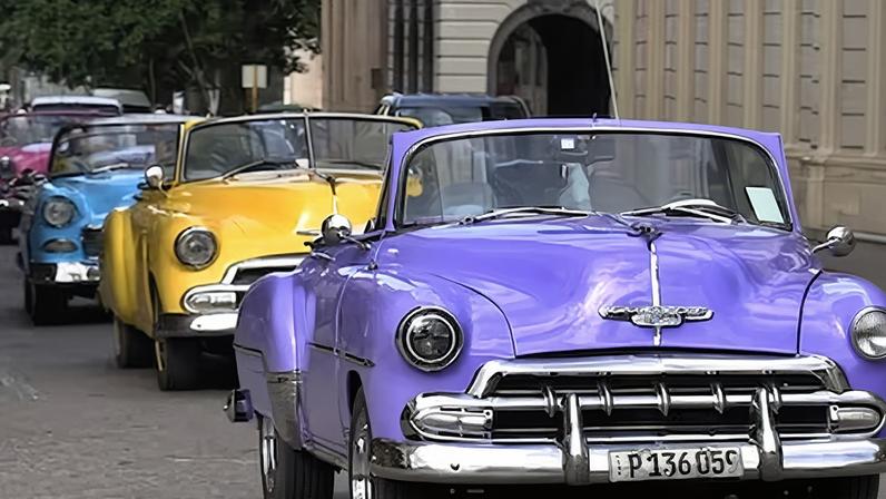 Turistas a bordo de automóviles clásicos recorren una calle de La Habana (Cuba), este sábado.