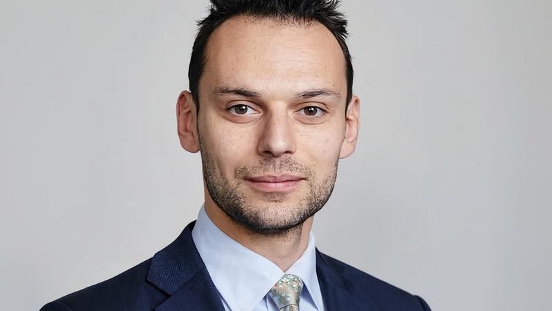 Renúncia de Josh Simons após ligação falsa de jornalistas com rede pró-Kremlin