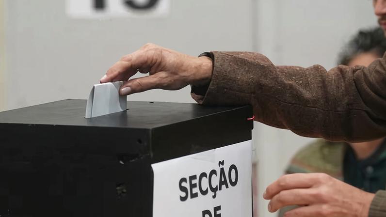 Centro-esquerda pode derrotar extrema-direita no segundo turno em Portugal