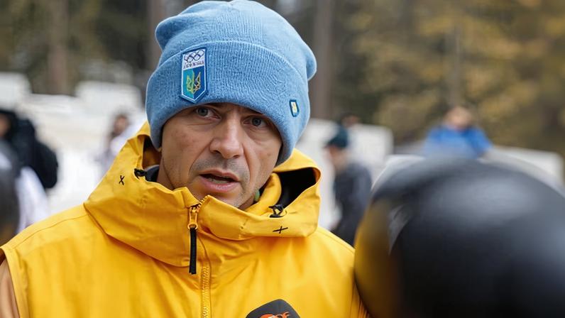 Desclassificado atleta de skeleton por capacete com imagens de ucranianos mortos