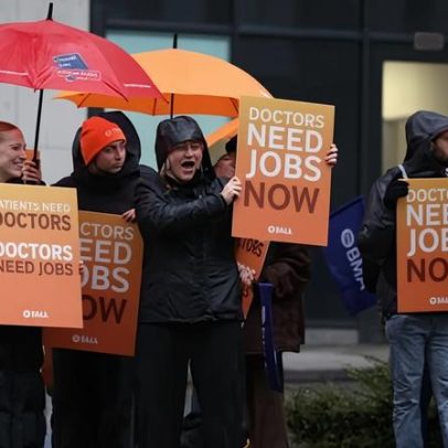 Médicos residentes na Inglaterra aprovam continuidade de greve por mais seis meses