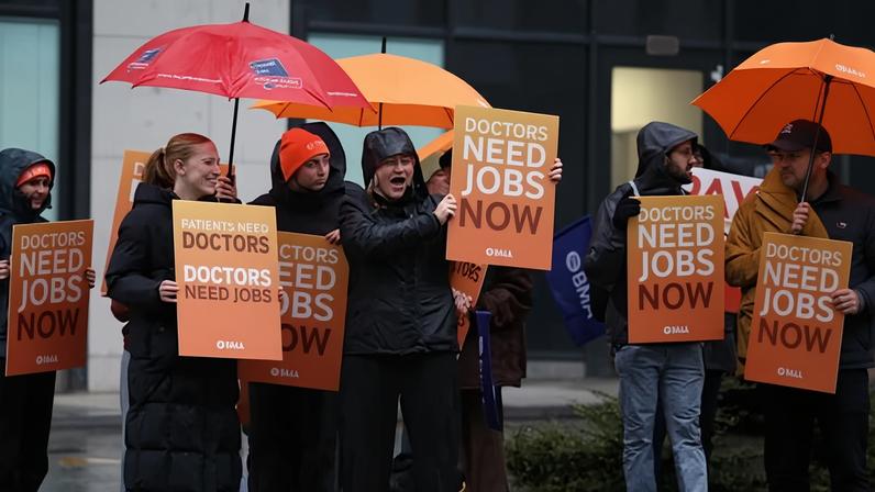 Médicos residentes na Inglaterra aprovam continuidade de greve por mais seis meses