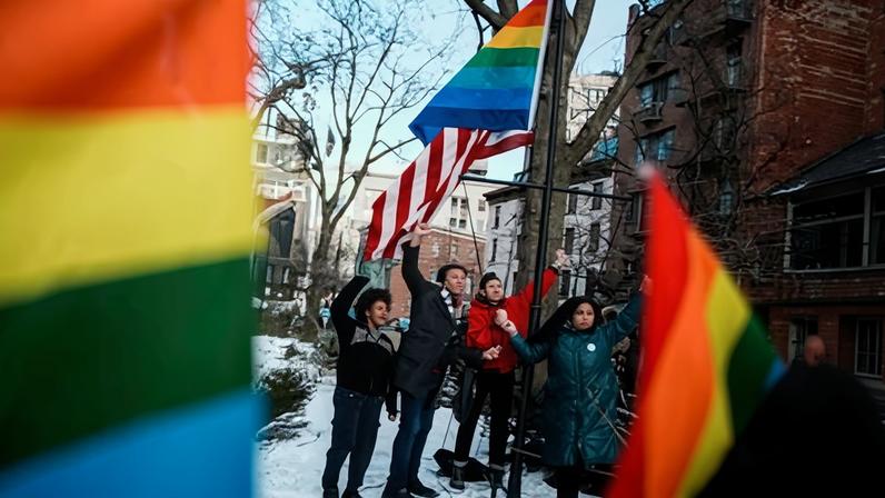 Bandeira do Pride é reinstalada em Stonewall após remoção pela administração Trump