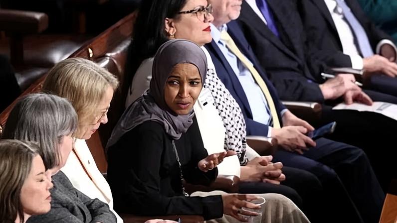 Ilhan Omar é detida por ficar de pé durante o Estado da União de Trump