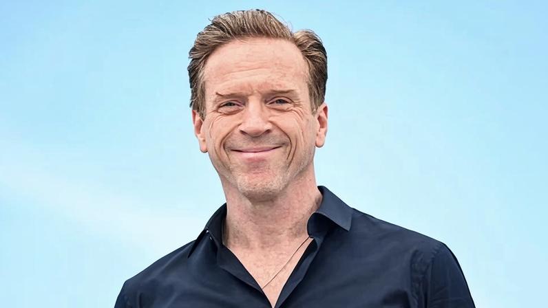 Damian Lewis diz que flor aos seus pés revelou que era seu perseguidor
