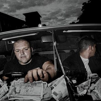 Dois skinheads contam as arrecadações de show neonazista, foto de Leo Regan