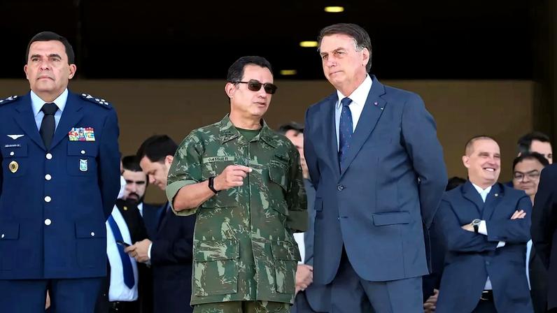 Comandante da Marinha, Almir Garnier, e Bolsonaro durante desfile militar em Brasília - imagem de arquivo — Foto: Marcos Corrêa/PR