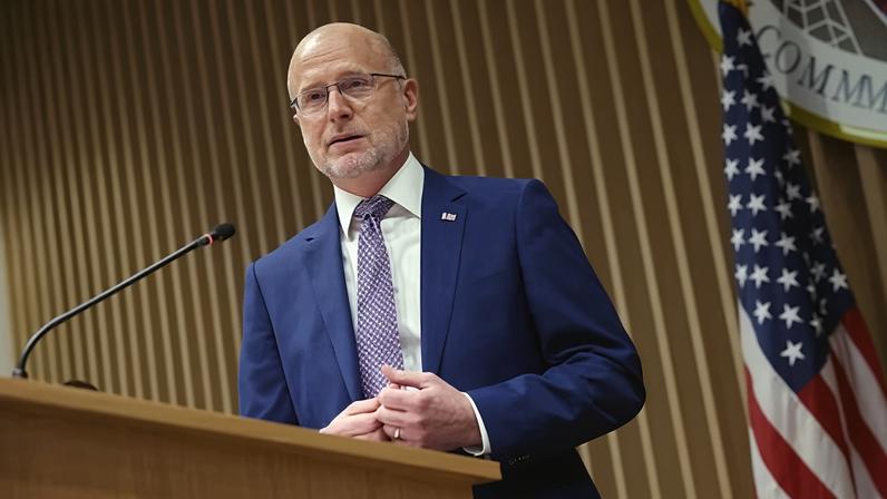 Presidente da FCC diz que mídia foi enganada na controvérsia envolvendo Colbert