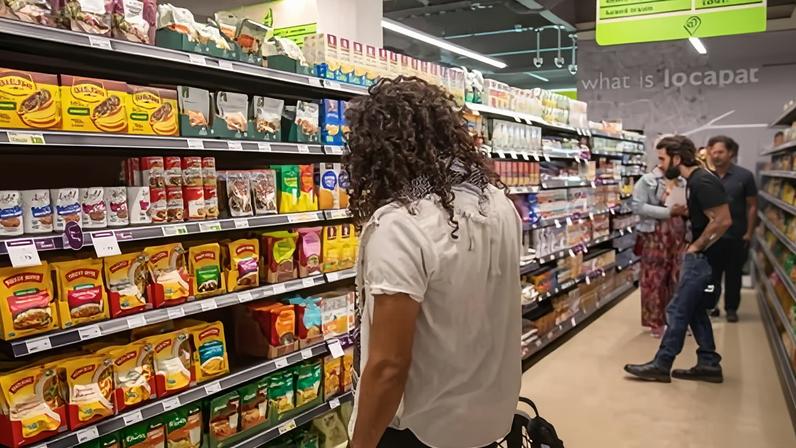 Inflação dos EUA cai para 2,4% em janeiro após tarifas de Trump elevarem preços