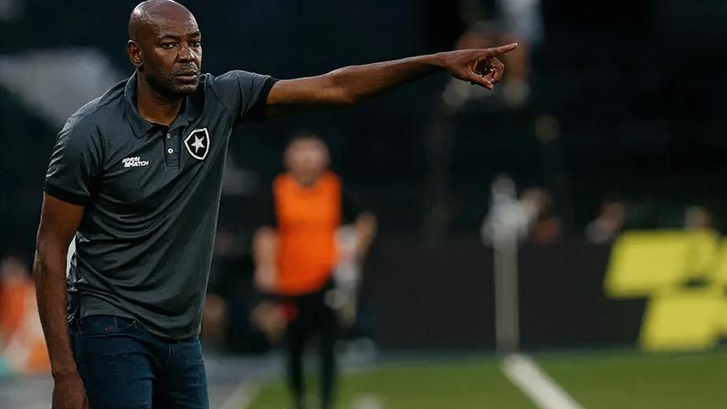 Cláudio Caçapa em clássico Botafogo x Vasco (Foto: Vitor Silva/Botafogo)