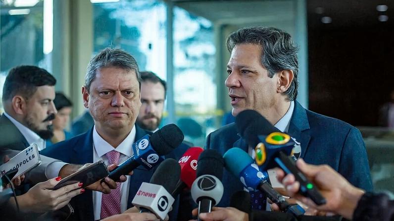 Ministro Fernando Haddad fala com jornalistas após reunião com Governador do Estado de São Paulo, Tarcísio de Freitas.