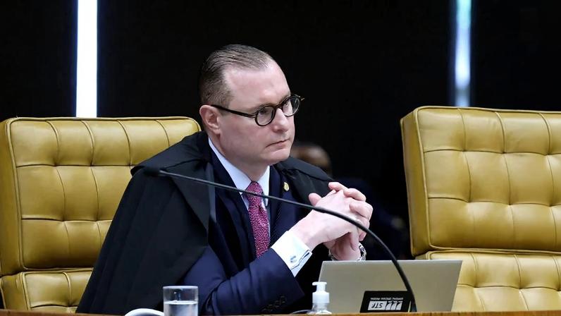 Ministro Cristiano Zanin na sessão plenária do STF.
