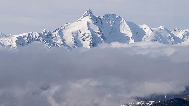 Alpinista austríaco lamenta morte da namorada e nega culpa criminal