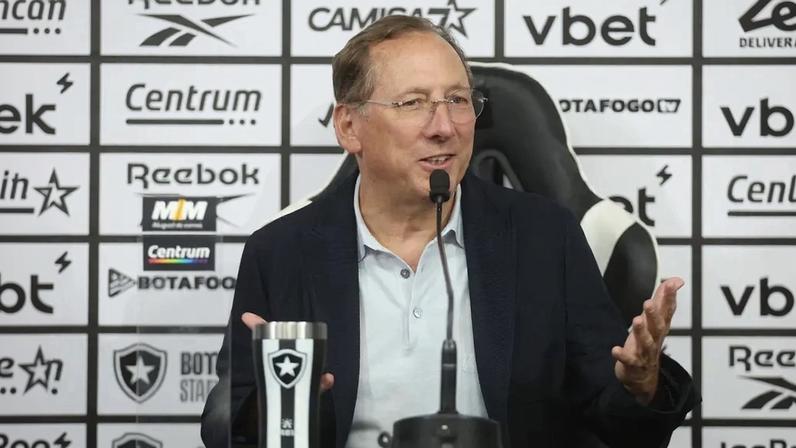 Órgão britânico confirma retorno de John Textor ao comando da Eagle