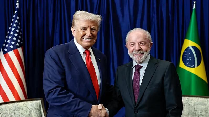 Presidente da República, Luiz Inácio Lula da Silva, durante Encontro com o Presidente dos Estados Unidos, Donald Trump, durante o 47ª Cúpula da Associação de Nações do Sudeste Asiático - ASEAN em Kuala Lampur, Malásia. — Foto: Ricardo Stuckert/Presidência da República