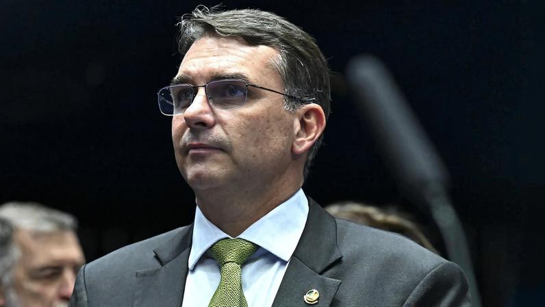 Flávio Bolsonaro reúne deputados e empresários na França