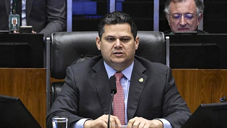 Davi Alcolumbre comanda a sessão do Congresso Nacional destinada à deliberação do Projeto de Lei do Congresso Nacional n° 2 de 2025 (PLDO 2026). Foto: Jonas Pereira/Agência Senado