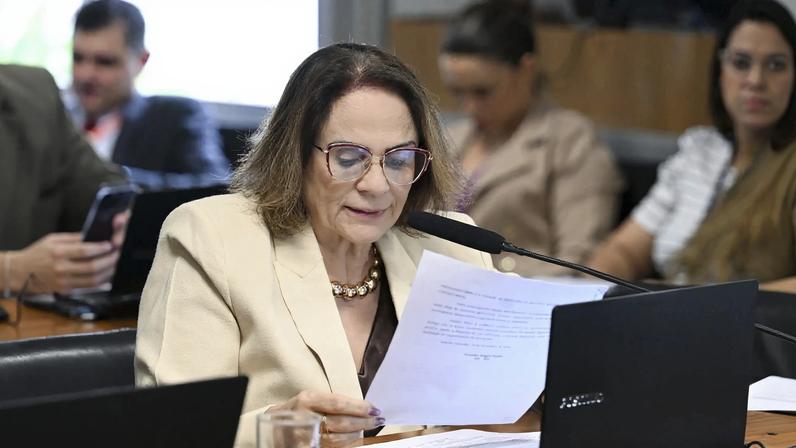 Damares aciona a PGR contra escola de samba que homenageará Lula