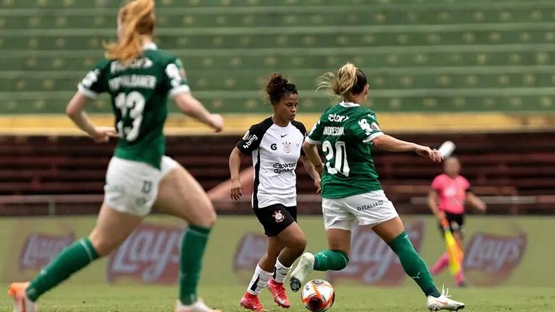 Day Rodríguez conduz bola em Corinthians x Palmeiras, pela final do Paulistão Feminino. (Foto: Rebeca Reis/Ag.Paulistão)