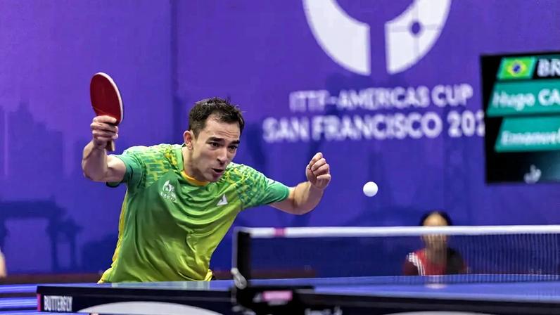 Hugo Calderano durante a estreia no WTT Champions de Doha (Foto: Divulgação/ WTT)