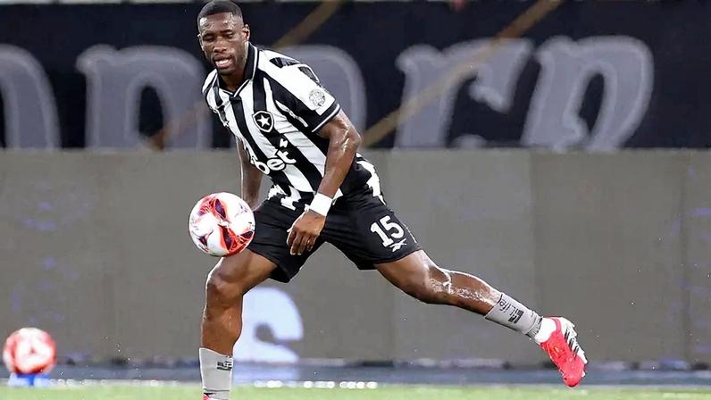 Bastos em ação pelo Botafogo contra o Fluminense (Foto: Vítor Silva/Botafogo)
