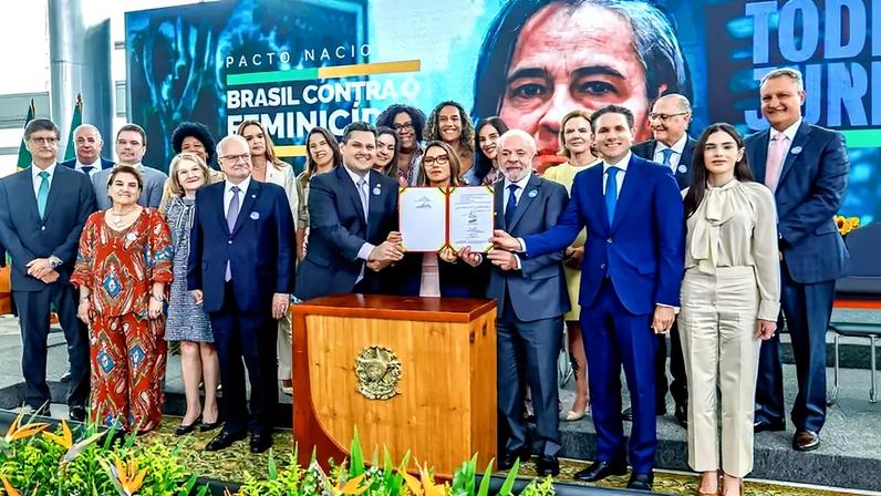 Representantes dos poderes levaram suas mulheres. (Foto: Ricardo Stuckert / Presidência da República)