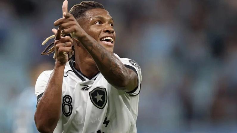 Danilo brilha como goleador do Botafogo e empresário garante permanência