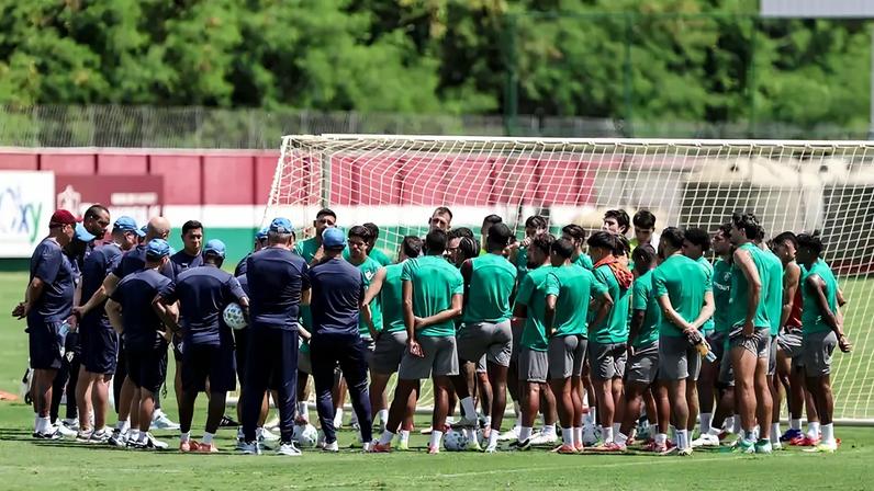 Jogadores do Fluminense e comissão técnica reunidos em treino (Foto: Lucas Merçon/ Fluminense FC)
