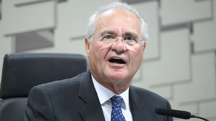 Senador preside CAE, comissão que agora terá grupo de trabalho sobre caso Master. Mesa: presidente da CAE, senador Renan Calheiros (MDB-AL). Foto: Andressa Anholete/Agência Senado