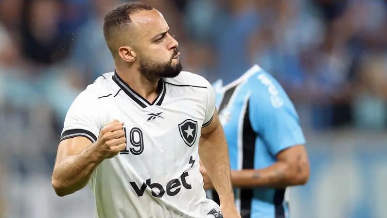 Arthur Cabral atua bem e é notícia positiva para o Botafogo