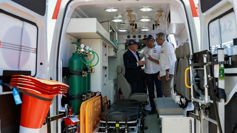 Presidente da República, Luiz Inácio Lula da Silva, durante cerimônia de entrega de ambulâncias do SAMU, equipamentos para unidades de saúde e equipamentos cirúrgicos no âmbito do Novo PAC Saúde. Salvador - BA.