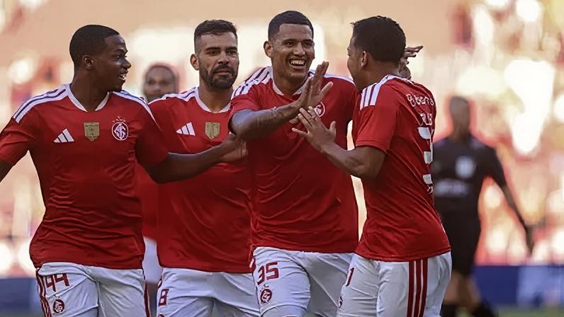 Jogadores do Internacional celebram primeiro gol de vitória sobre o São Luiz