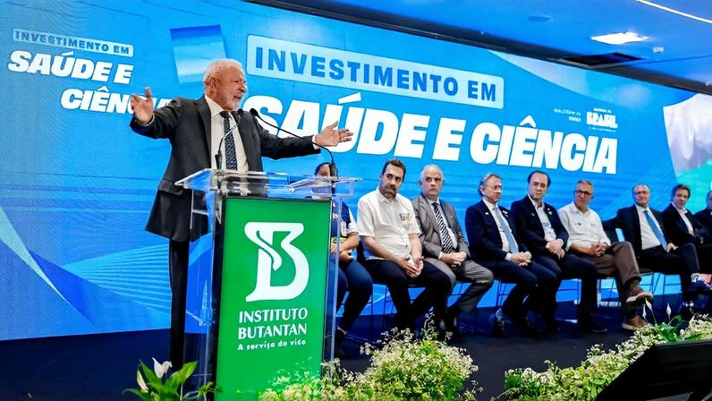 Presidente da República, Luiz Inácio Lula da Silva, durante cerimônia de anúncios relacionados à infraestrutura de produção de insumos e imunobiológicos no Auditório do Centro Administrativo do Butantan. São Paulo (SP) - Brasil