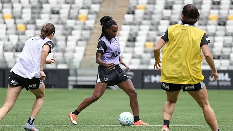 Time feminino do Atlético-MG durante treino na Arena MRV