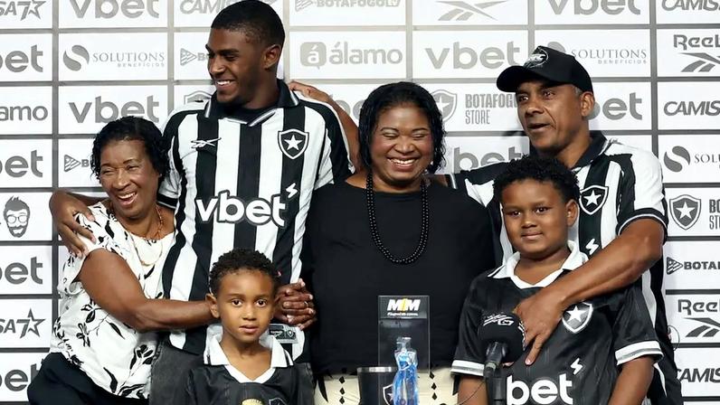 Wallace Davi com a família em sua apresentação no Botafogo (Foto: Vítor Silva/Botafogo)