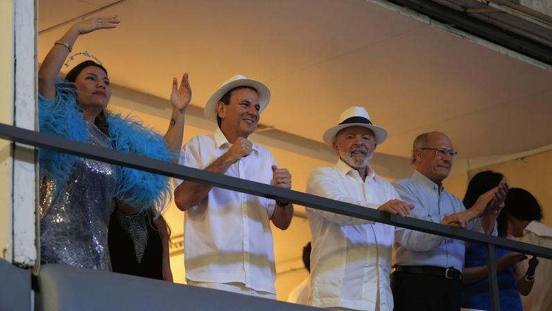 O presidente Lula viu o desfile ao lado do vice-presidente, Geraldo Alckmin, e do prefeito do Rio, Eduardo Paes, no camarote da prefeitura — Foto: João Salles/Riotur