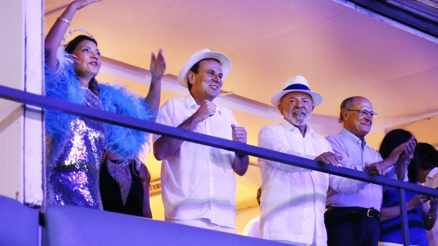 O presidente Lula viu o desfile ao lado do vice-presidente, Geraldo Alckmin, e do prefeito do Rio, Eduardo Paes, no camarote da prefeitura — Foto: João Salles/Riotur