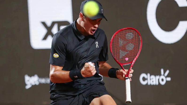 João Fonseca comemora ponto na estreia do Rio Open contra Thiago Monteiro (Foto: João Pires/Fotojump)