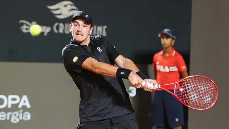 João Fonseca na vitória sobre Thiago Monteiro no Rio Open (Foto: João Pires/Fotojump)
