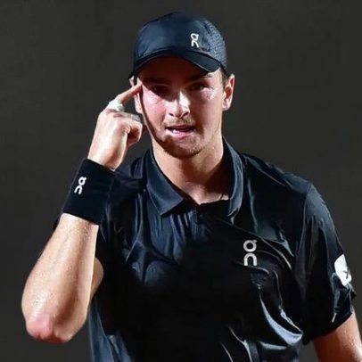 João Fonseca tenta derrubar escrita no Rio Open