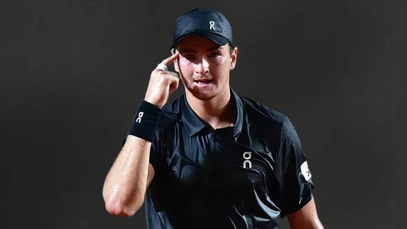 João Fonseca celebra ponto na vitória sobre Thiago Monteiro no Rio Open (Foto: João Pires/Fotojump)